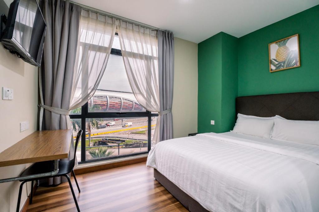 3C Hotel Puchong — Deluxe Double Room with street view, photo 2